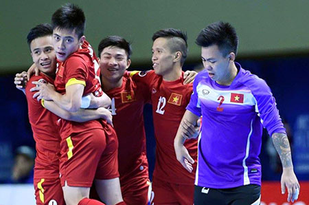 Không giữ được niềm vui đến hết trận, các cầu thủ futsal Việt Nam gặp khó ở tứ kết trước cường quốc futsal Nhật Bản.